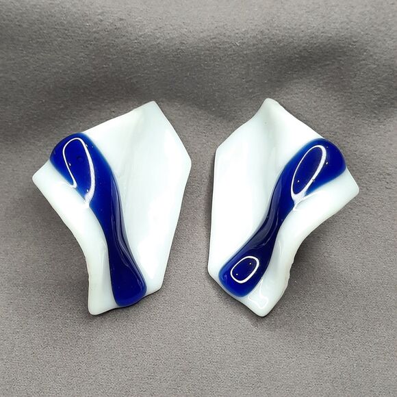 Vintage 1980s Artisan Fused Glass Geometric White/Blue Clip on Earrings XLNT - Picture 3 of 6